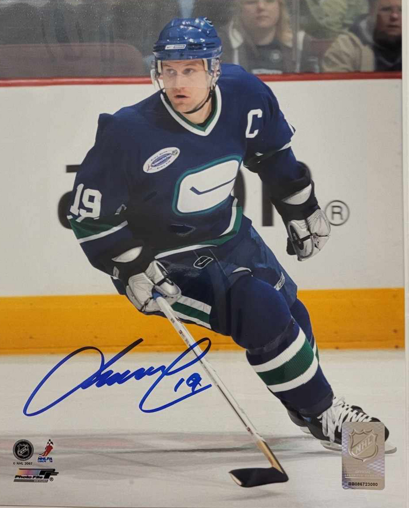 Markus Naslund 8X10 Autographed Photo Home Jersey (Skating Warmup) - Pastime Sports & Games