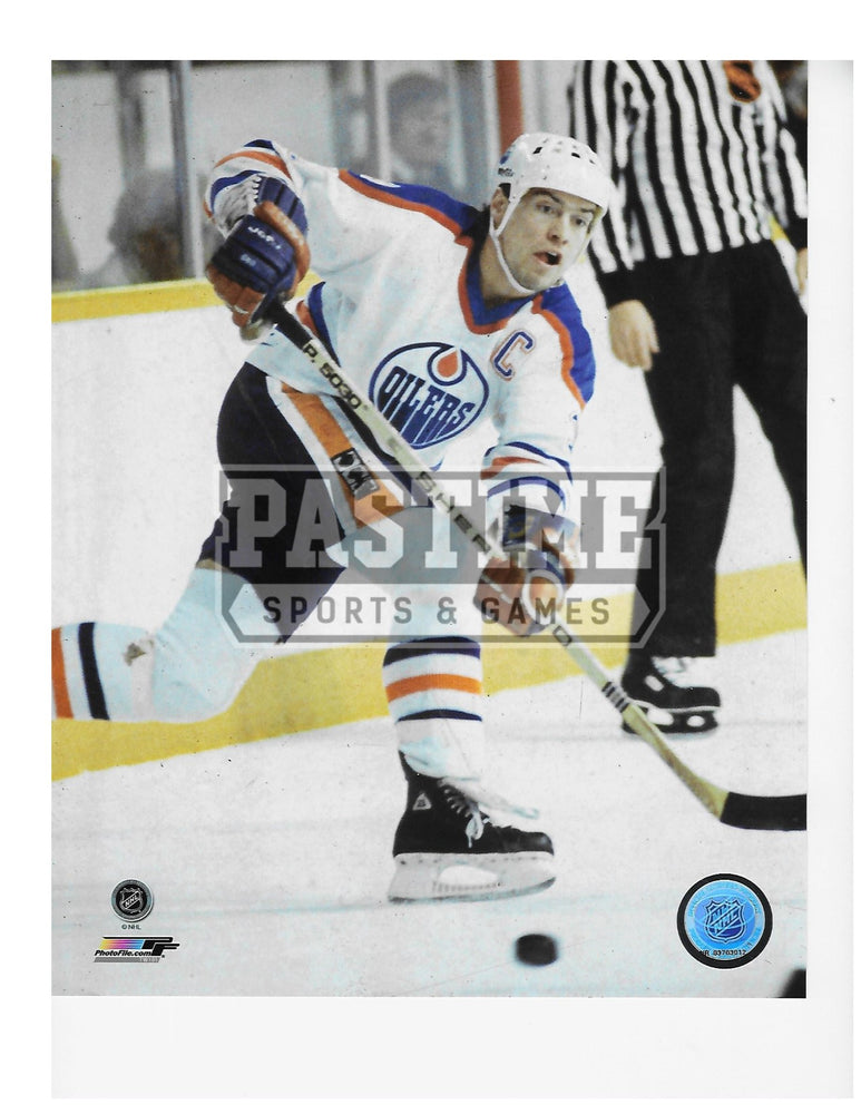 Mark Messier 8X10 Edmonton Oilers Away Jersey (Shooting) - Pastime Sports & Games