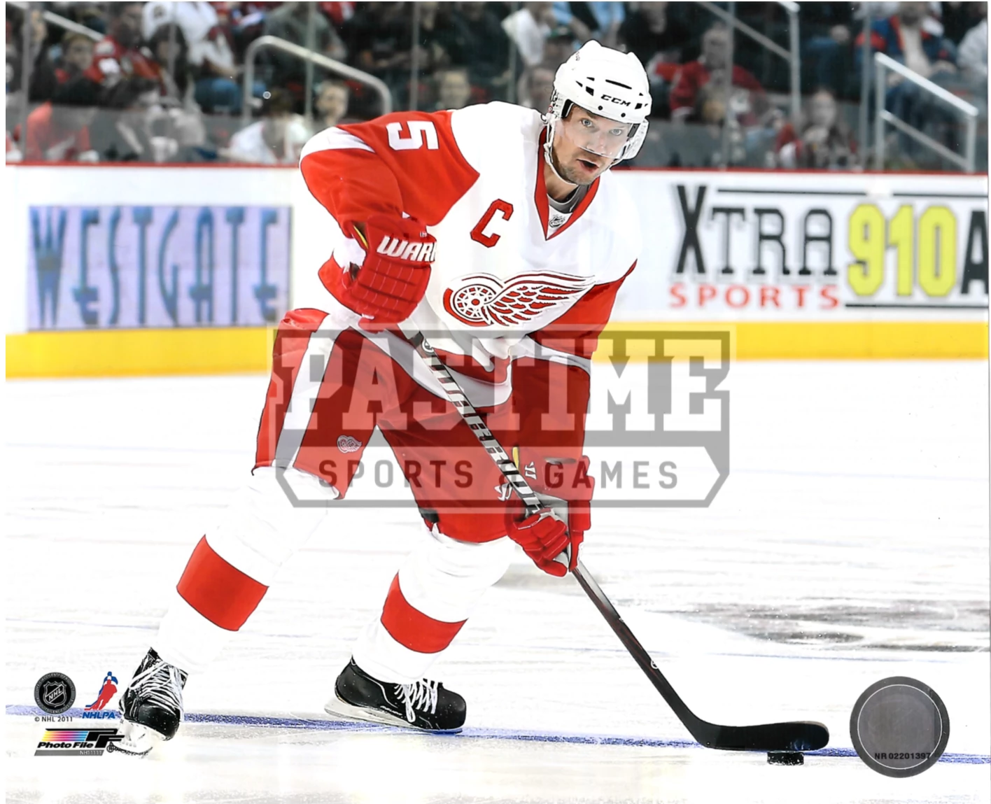 Nicklas Lidstrom 8X10 Detroit Red Wings Away Jersey (Skating With Puck