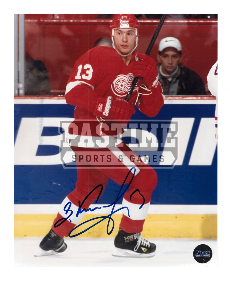 Slava Kozlov Autographed 810 Detroit Red Wings Home Jersey (Skating Stick Up) - Pastime Sports & Games