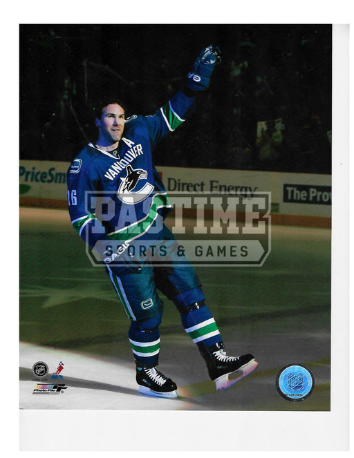 Trevor Linden 8X10 Vancouver Canucks Home Jersey (Waving To Crowd Close Up) - Pastime Sports & Games