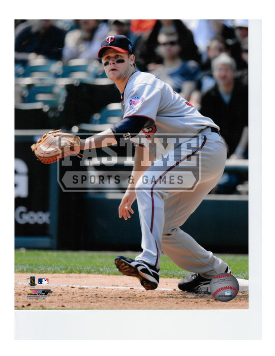 Justin Morneau 8X10 Minnesota Twins (About To Catch Ball) - Pastime Sports & Games