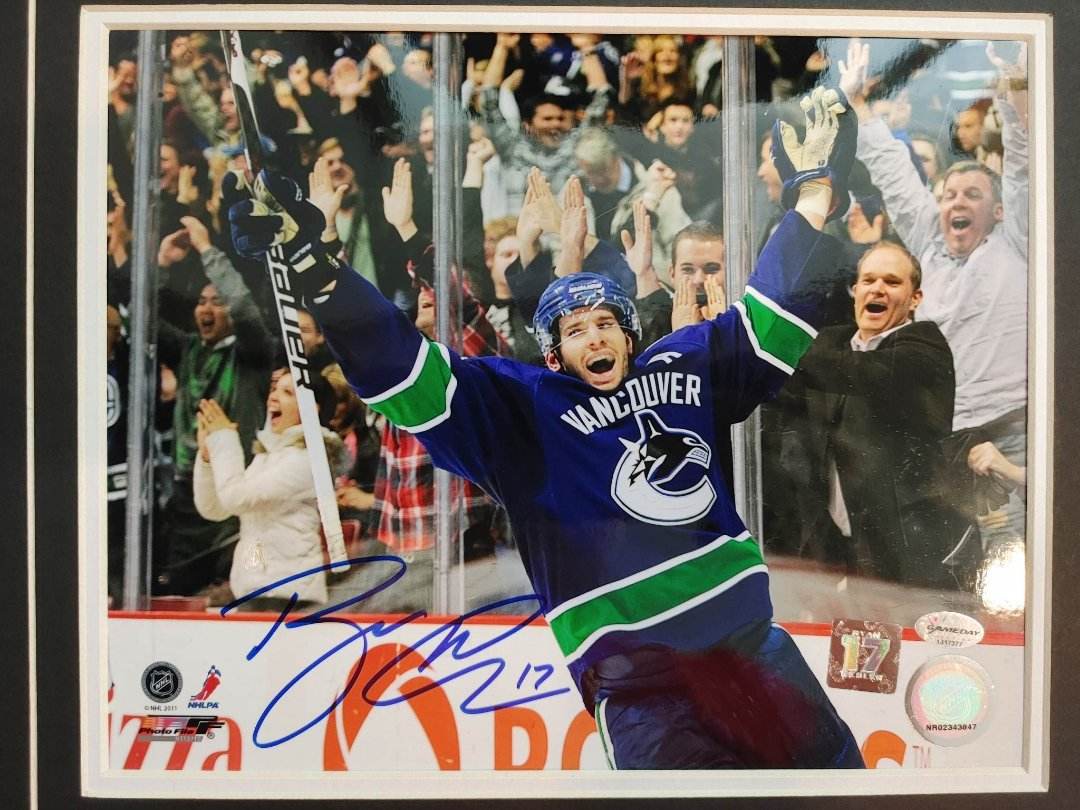 Ryan Kesler Autographed 8x10 Vancouver Canucks Home Jersey (Celebrating) - Pastime Sports & Games